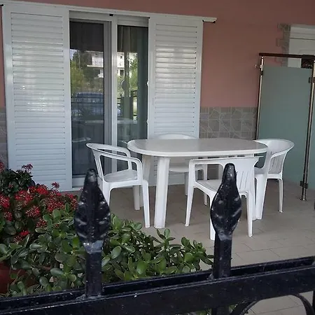 Anna نيوس مارماراس